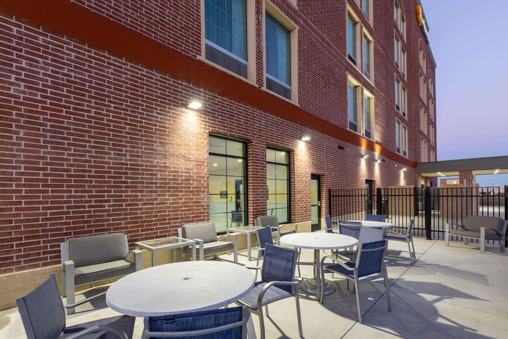 La Quinta Inn & Suites by Wyndham Frisco 24/39