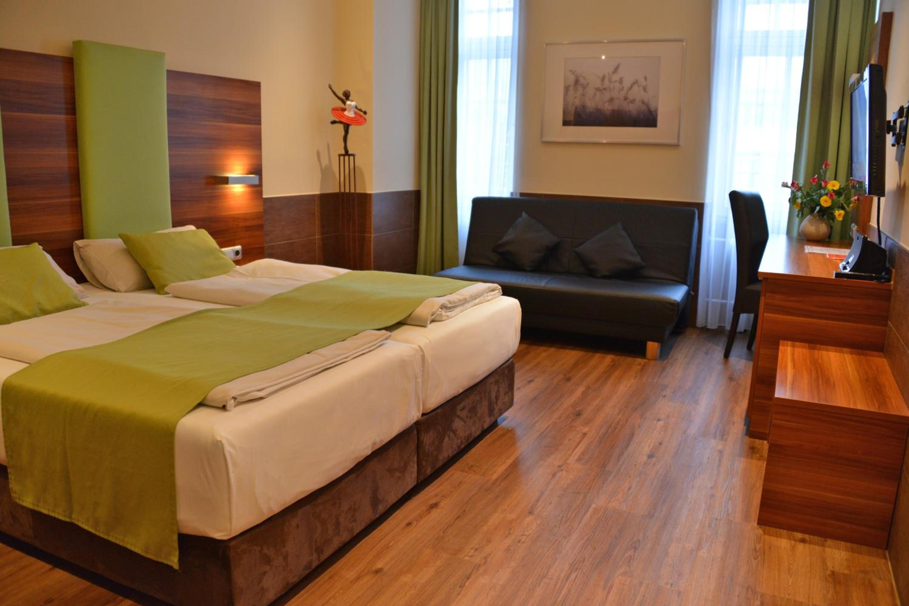 Room, Triple, Twin Beds, Sofa 6/10