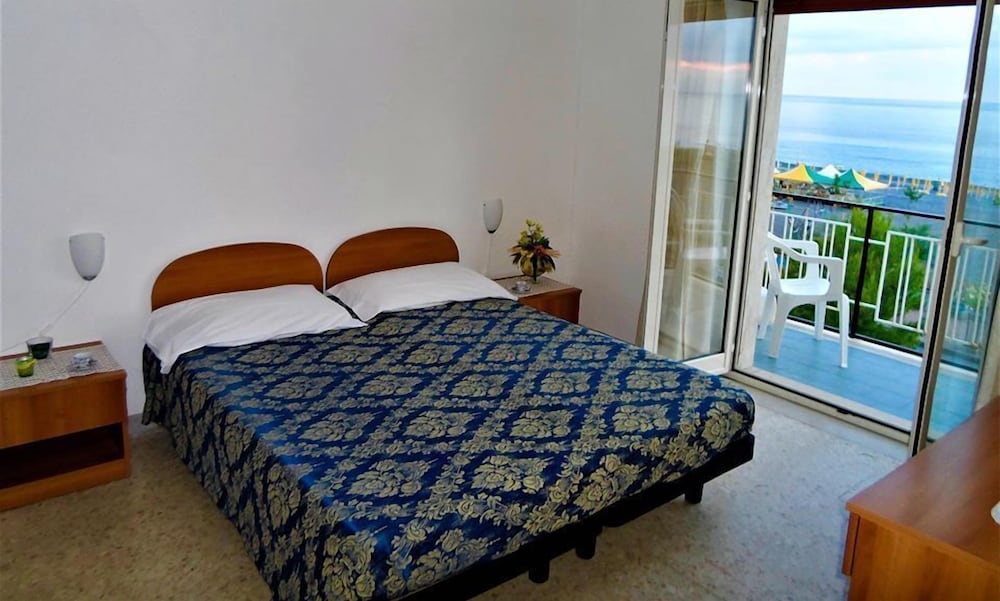 Hotel Mondial 2/25