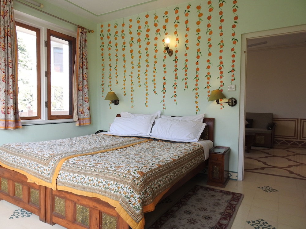 Om Niwas Suite Hotel 24/67