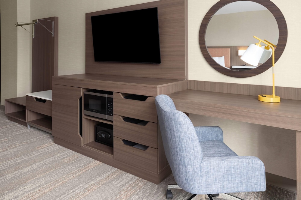 La Quinta Inn & Suites by Wyndham Jamaica NYC/JFK AirTrain 25/41