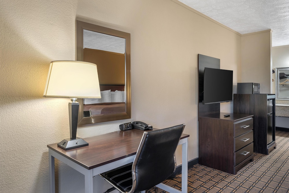 SureStay Hotel by Best Western Summersville 23/50