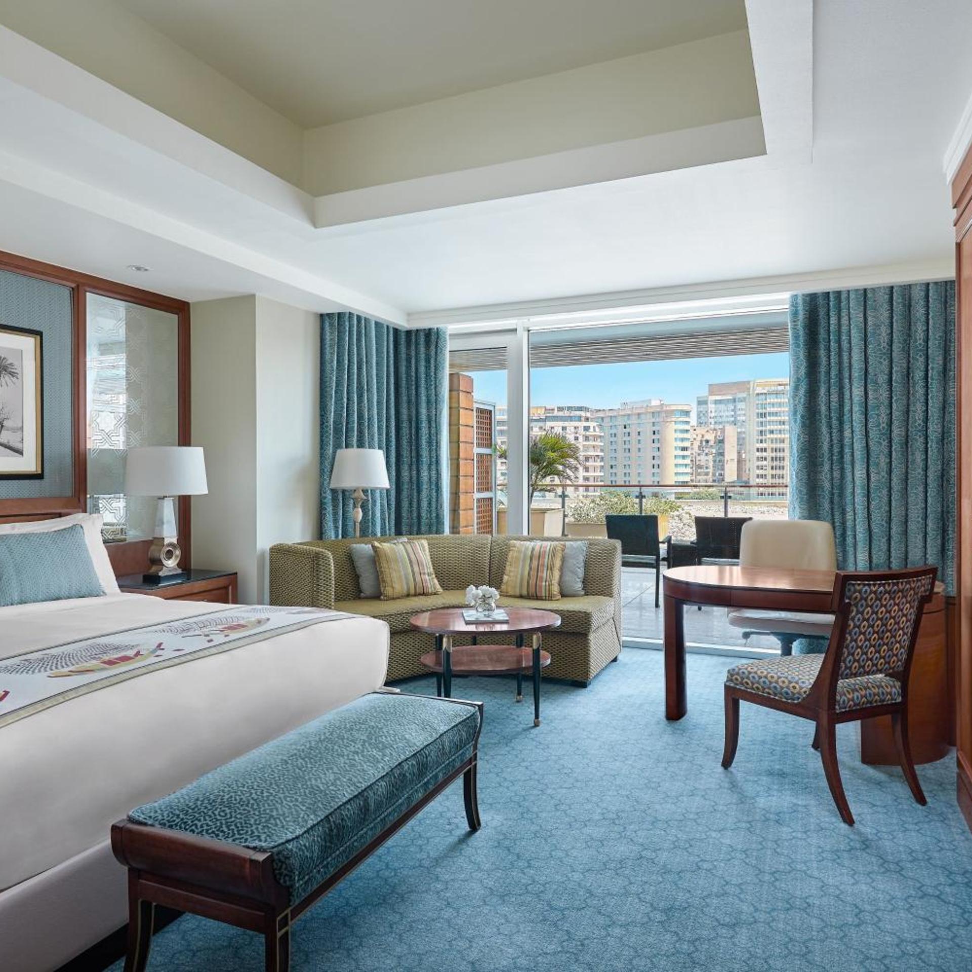 غرفة ديلوكس بسرير كينج بشرفة، The Nile Ritz-Carlton, Cairo 2/4