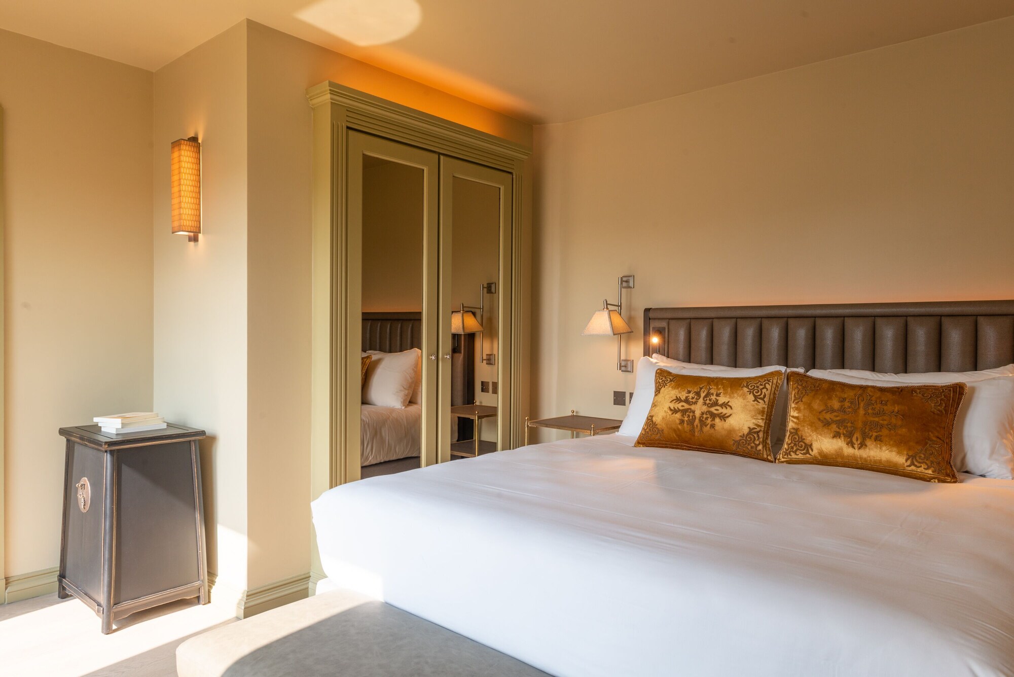 DELUXE, QUEEN BED