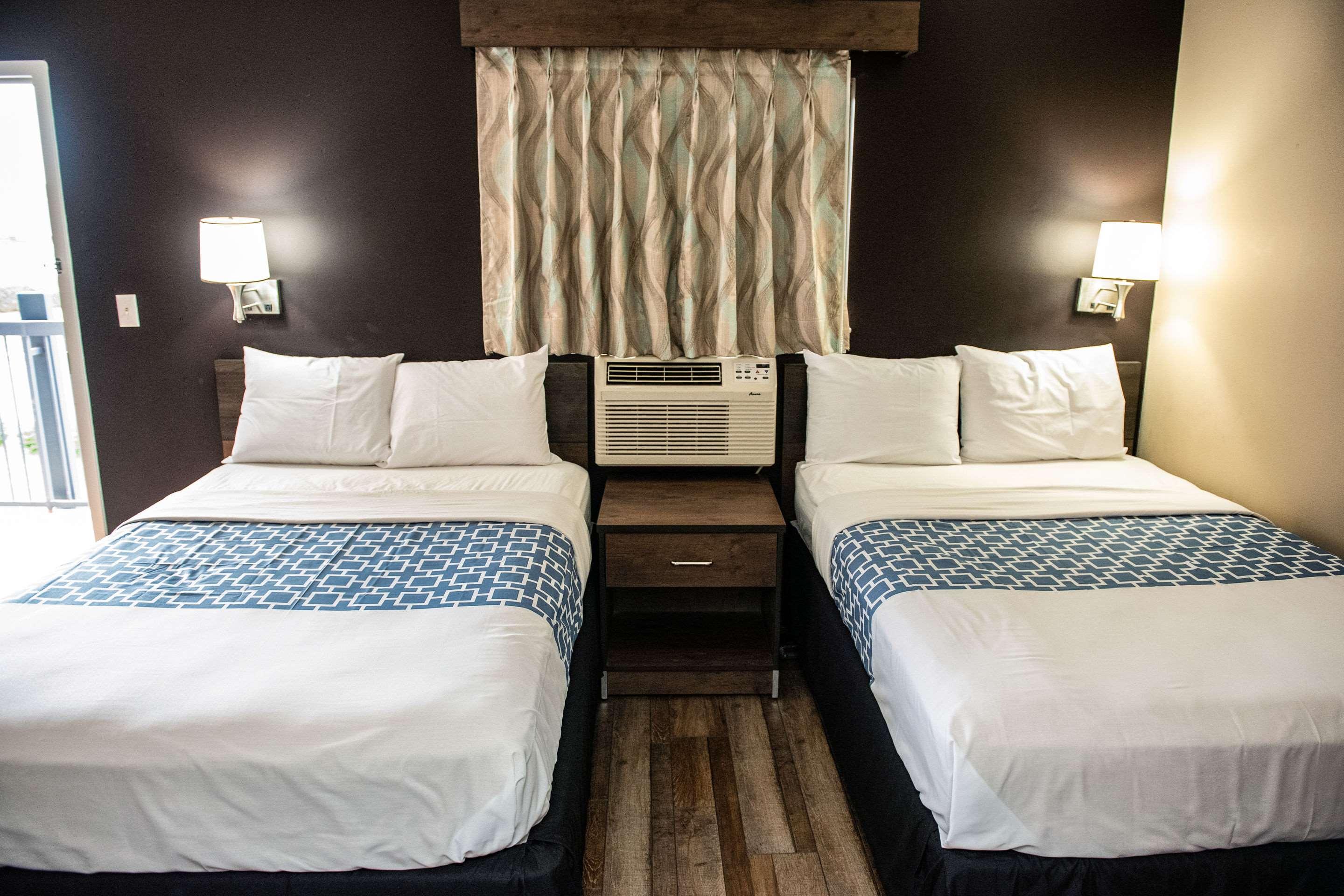 ROOM, 2 DOUBLE BEDS