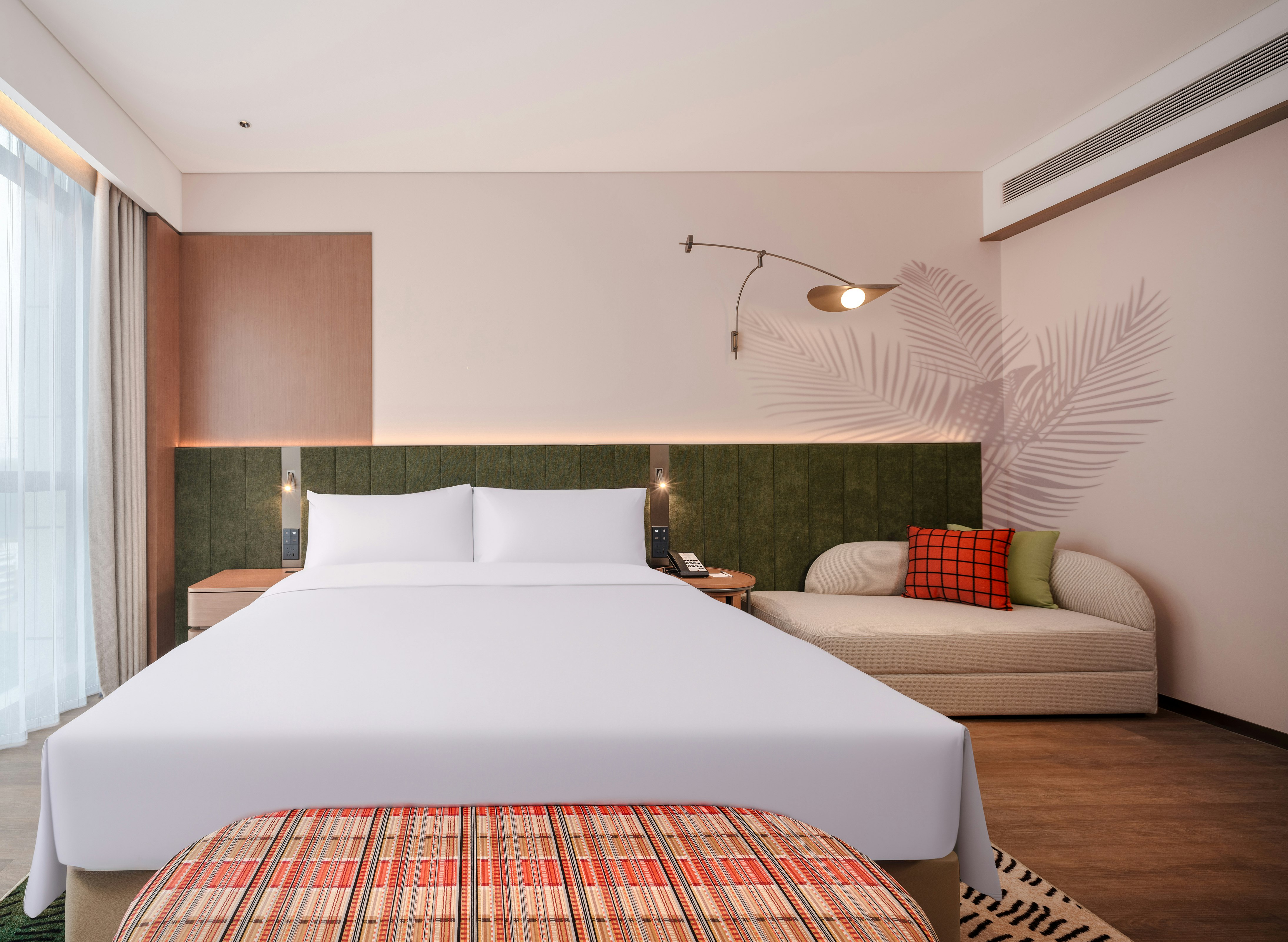 GUEST ROOM, KING BED