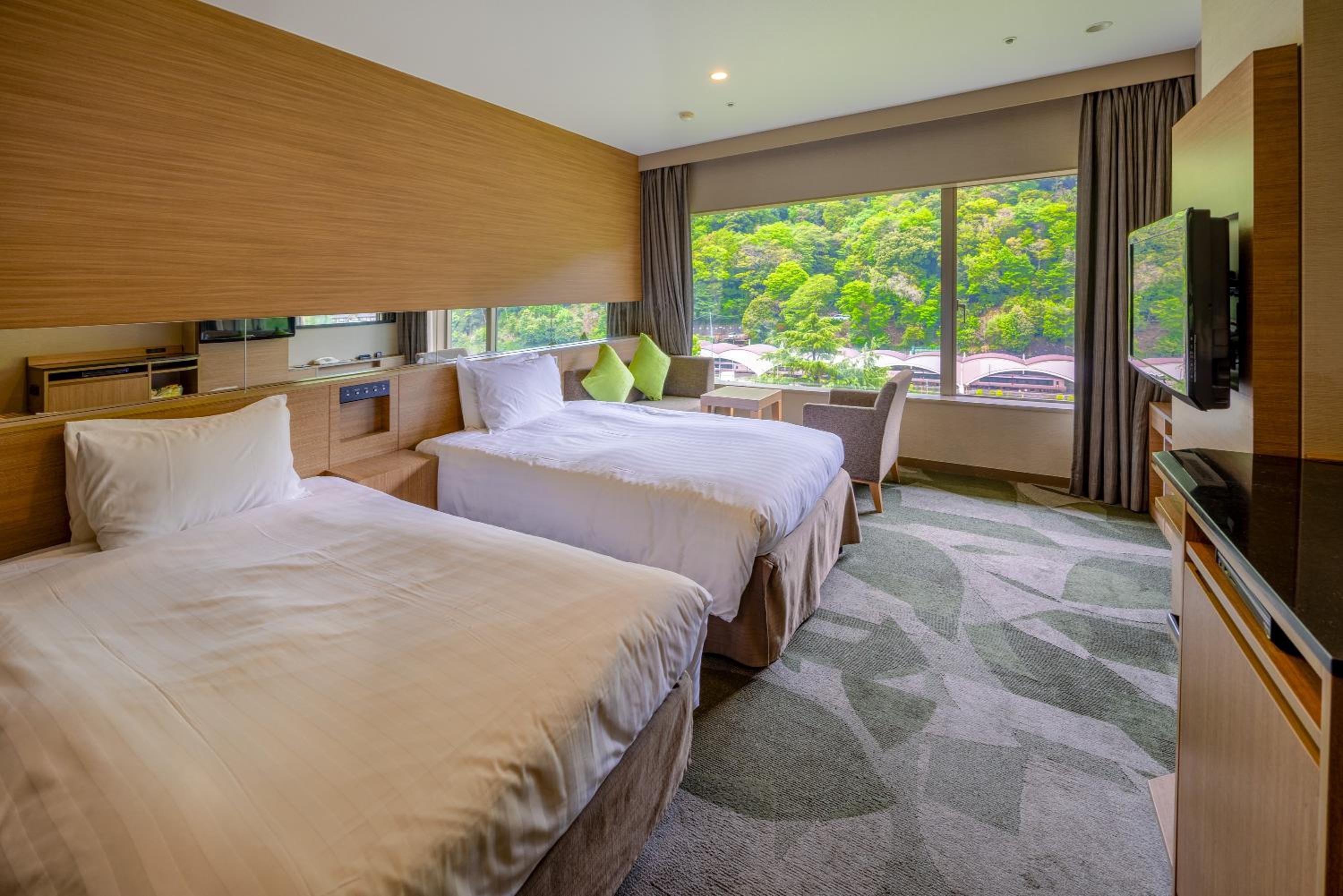 Rainbow, Twin Beds, Riverside, Lateral Good View