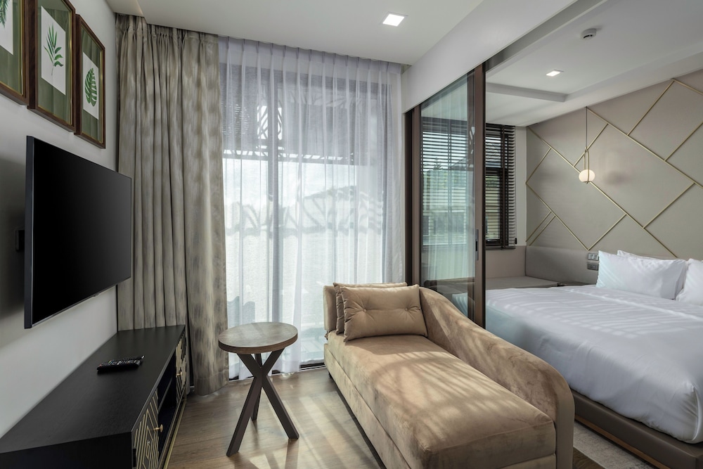 PREMIER, KING BED, BATHTUB