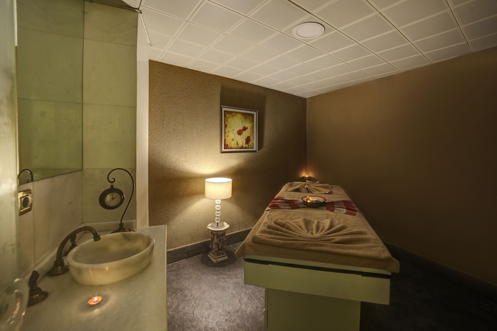 White Monarch Hotel 33/70