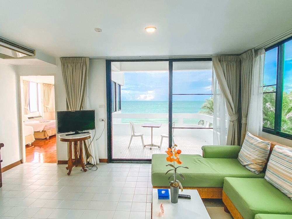 Nern Chalet Beachfront Hotel 44/74
