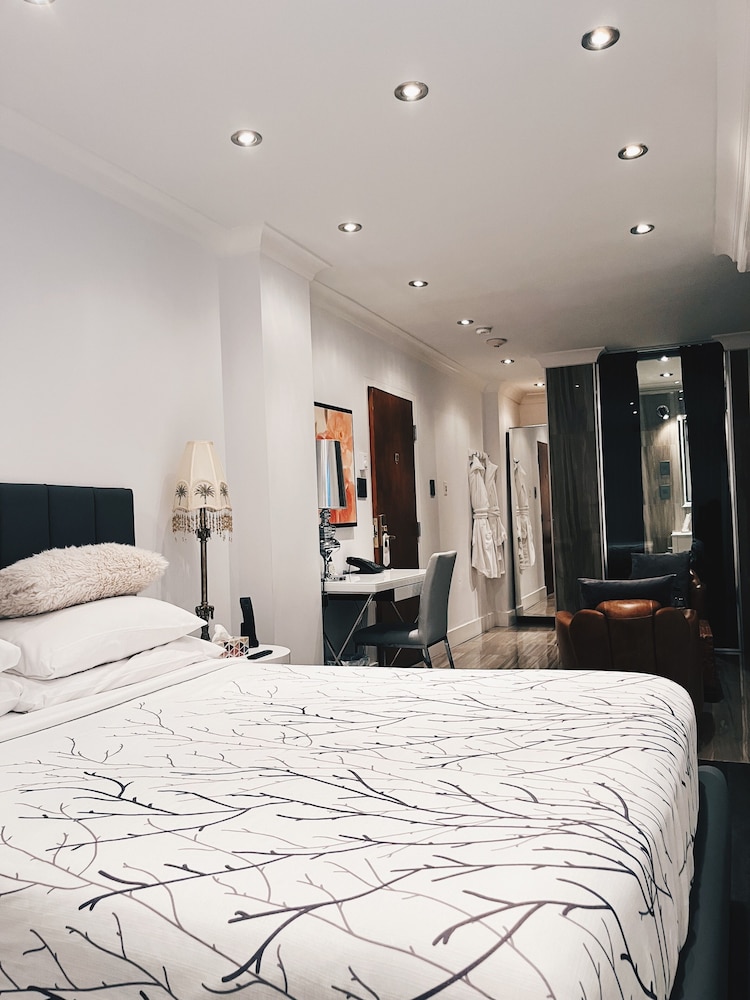 SUPERIOR, QUEEN BED