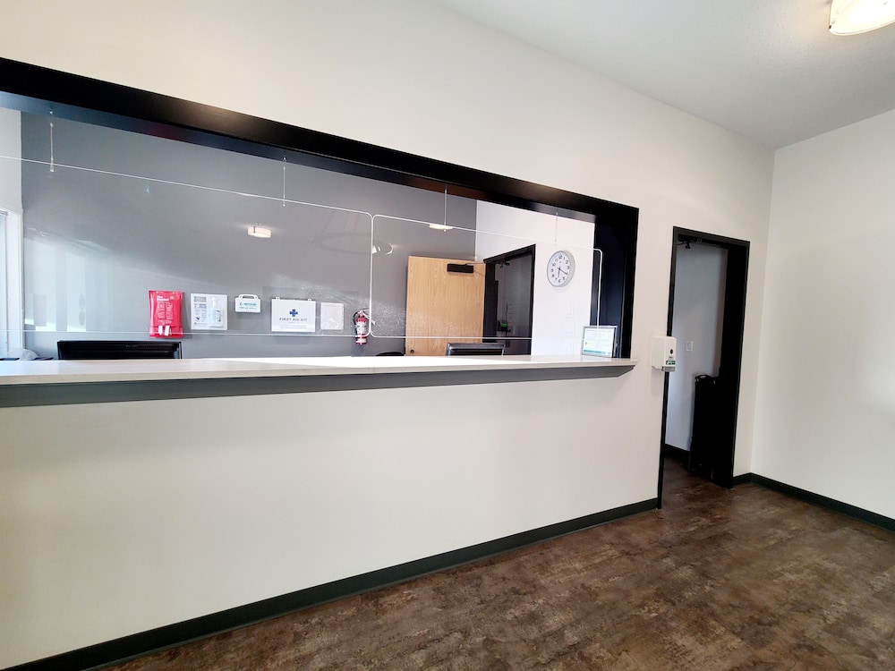 Executive House Suites Hotel & Conference Centre 2/25