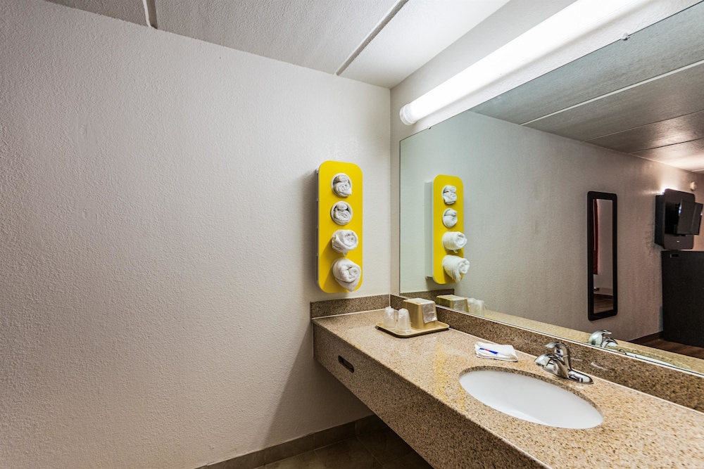 Motel6 Cleveland, TX 37/44