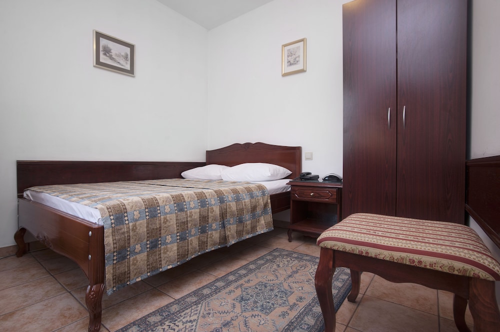 VILA LUX HOTEL 9/70
