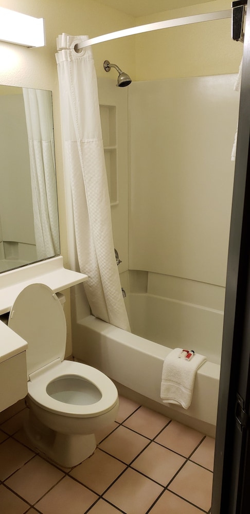 Super 8 by Wyndham Windsor 16/29
