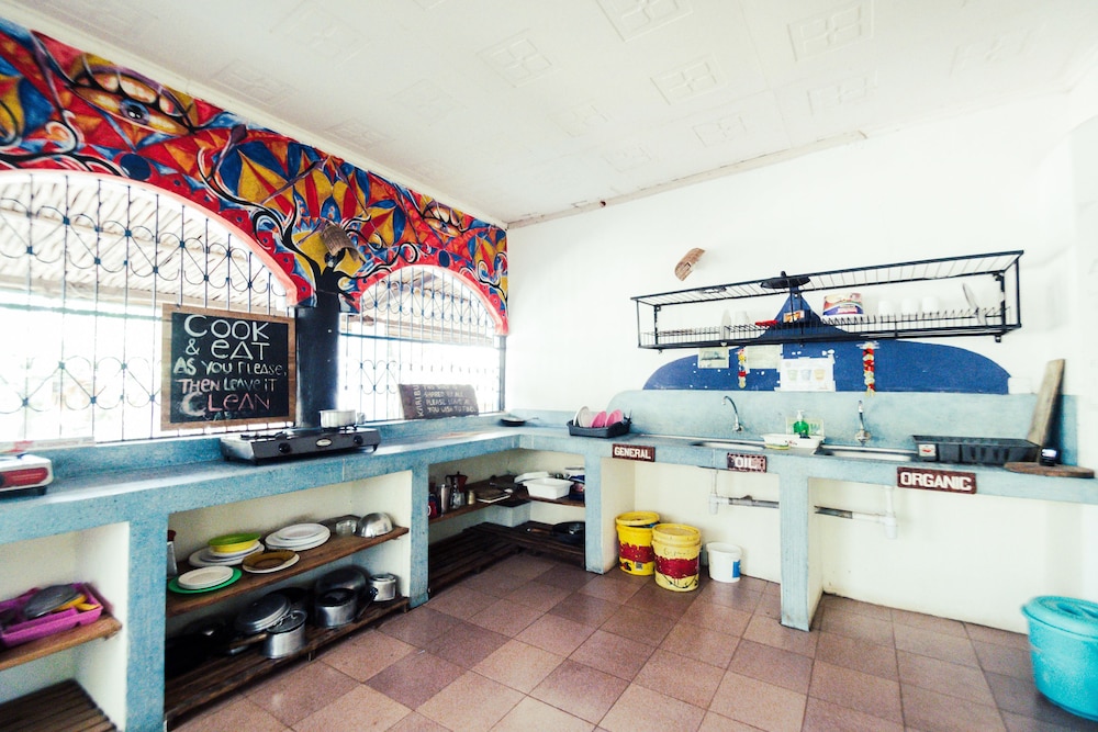 DISTANT RELATIVES ECOLODGE & BACKPACKERS 28/50