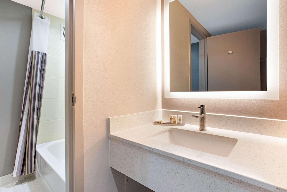 La Quinta Inn and Suites by Wyndham Indianapolis Downtown 20/50