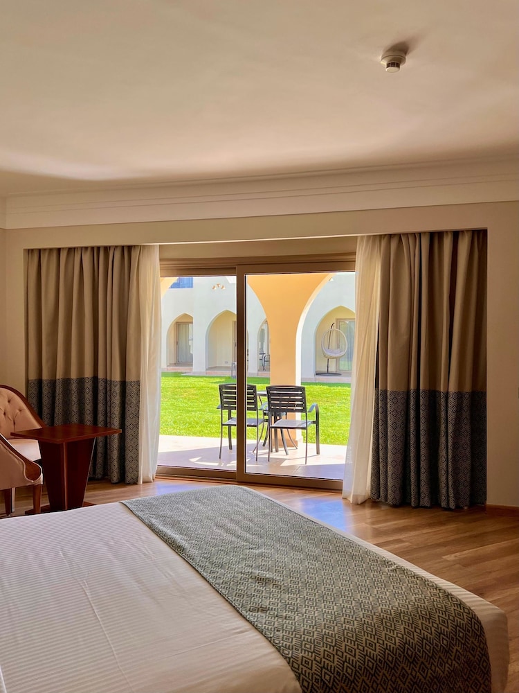 Lagoon, Suite, 1 King and 1 Single Beds, Garden View, Sofa