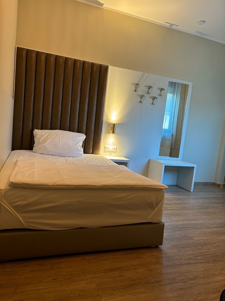 Hotel Athen Kelsterbach Frankfurt Airport 25/50