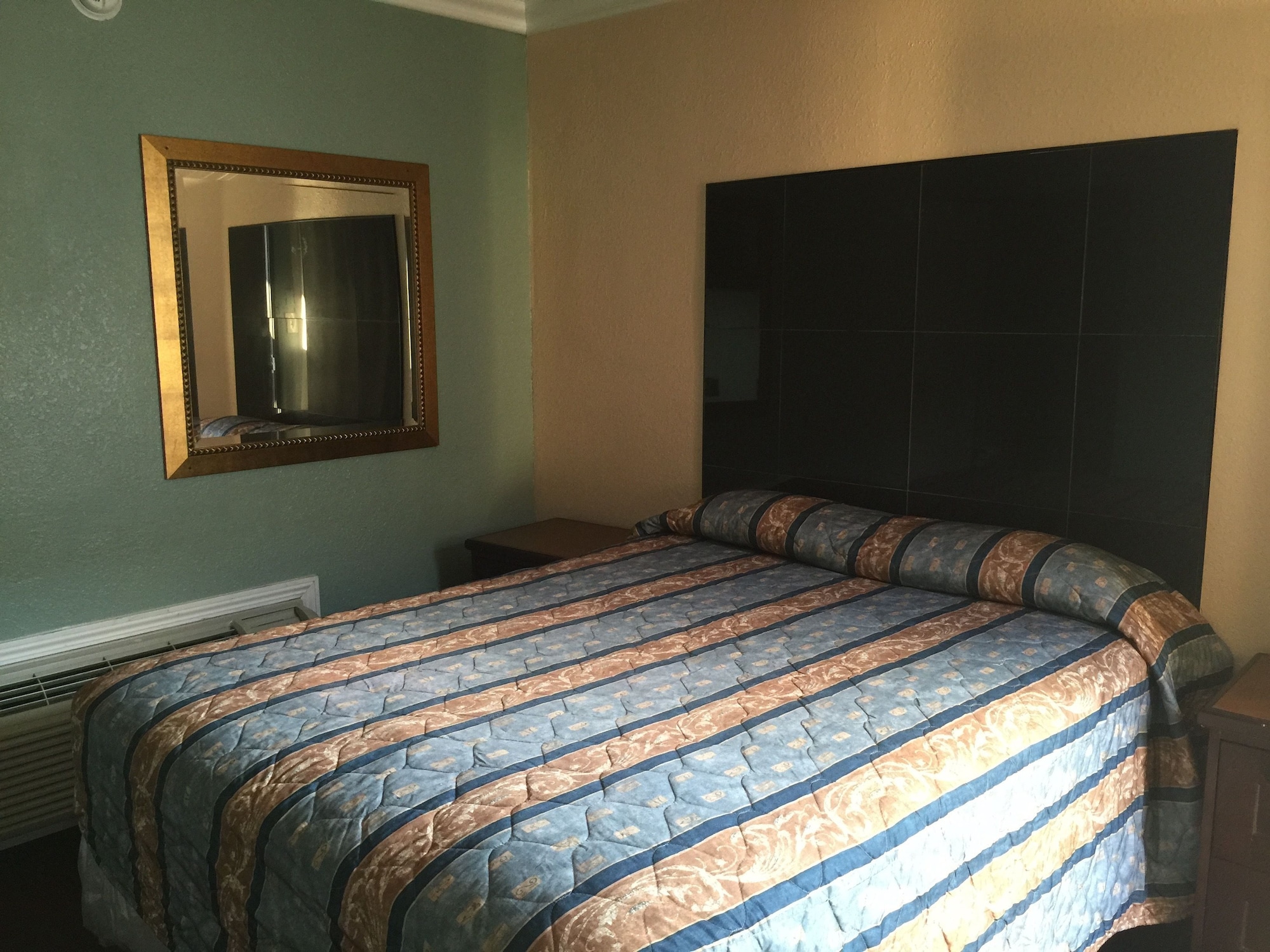 DELUXE, QUEEN BED
