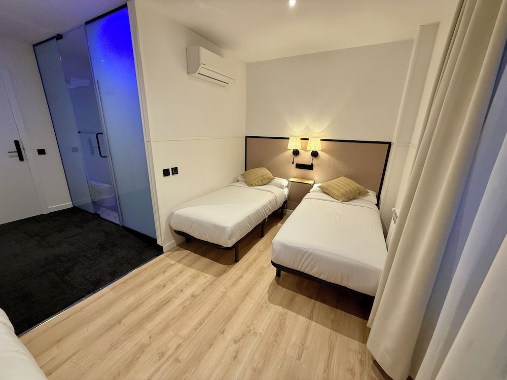 STANDARD, TRIPLE, 3 BEDS, CITY VIEW, BALCONY