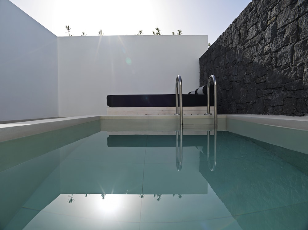Cresanto Luxury Suites 33/60