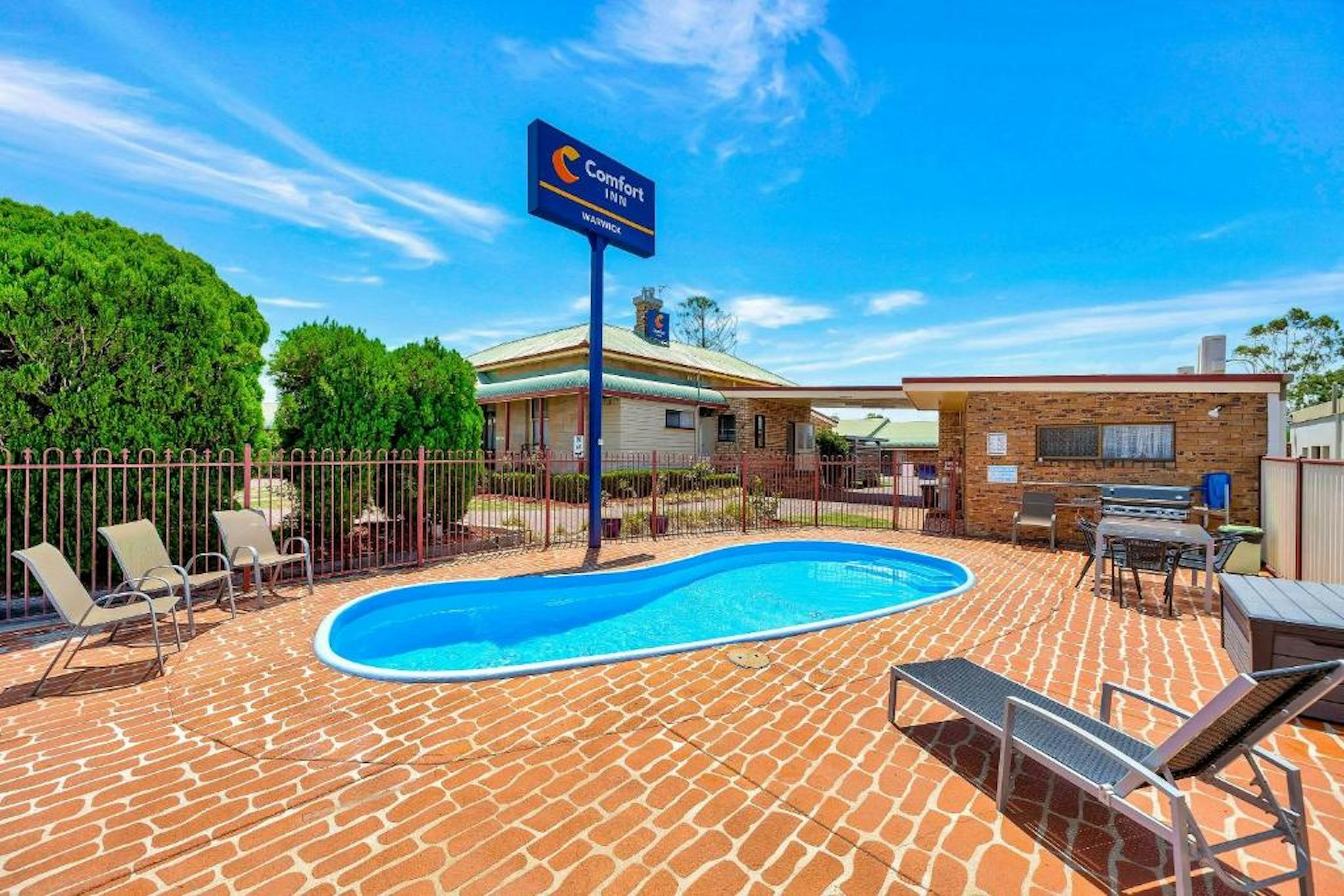 Warwick Settlers Inn 26/27