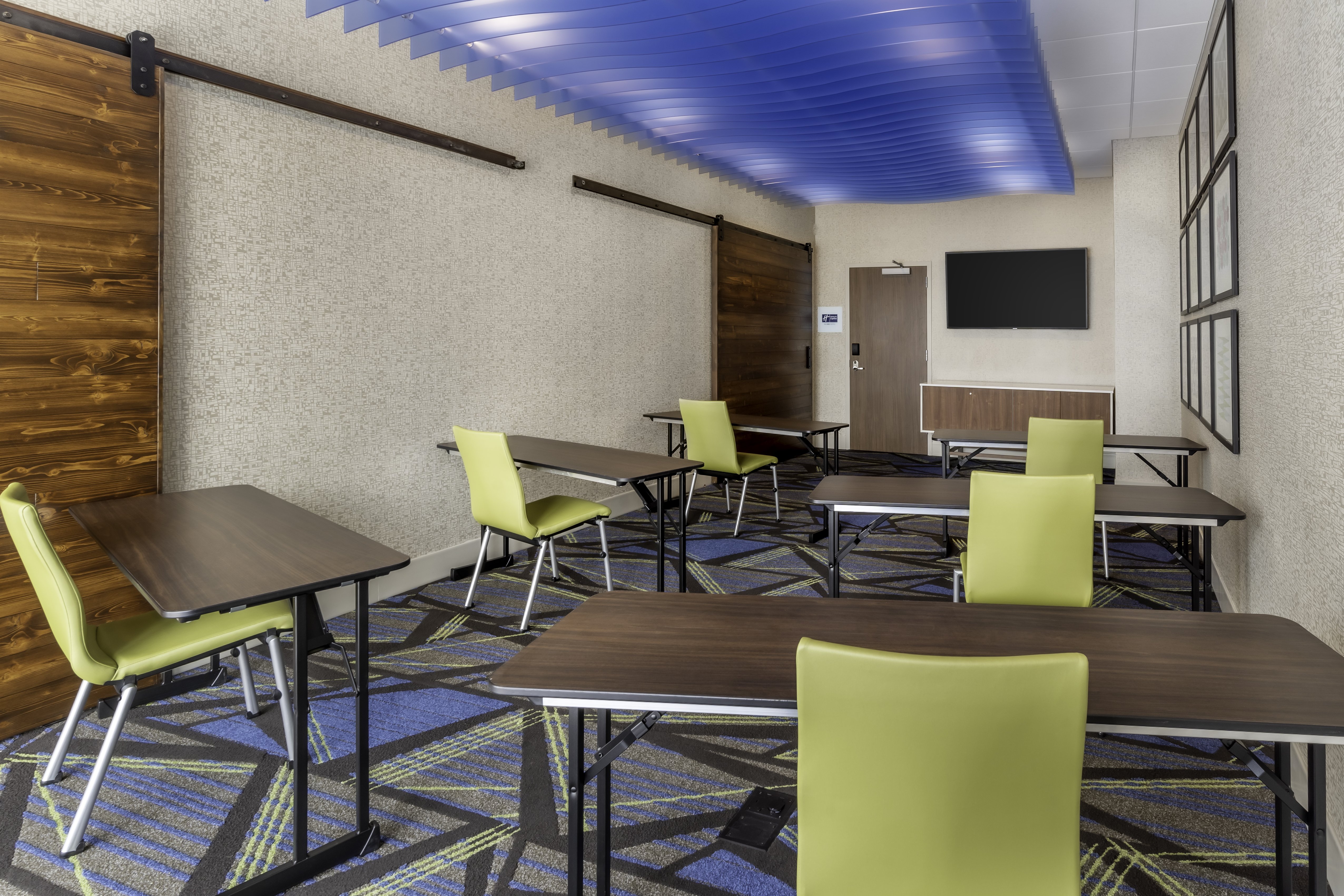 Holiday Inn Express & Suites Milwaukee - West Allis 51/61