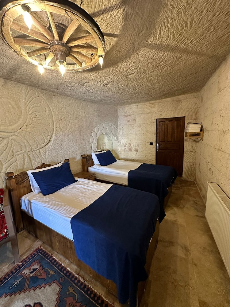 CAVE, FAMILY, SUITE