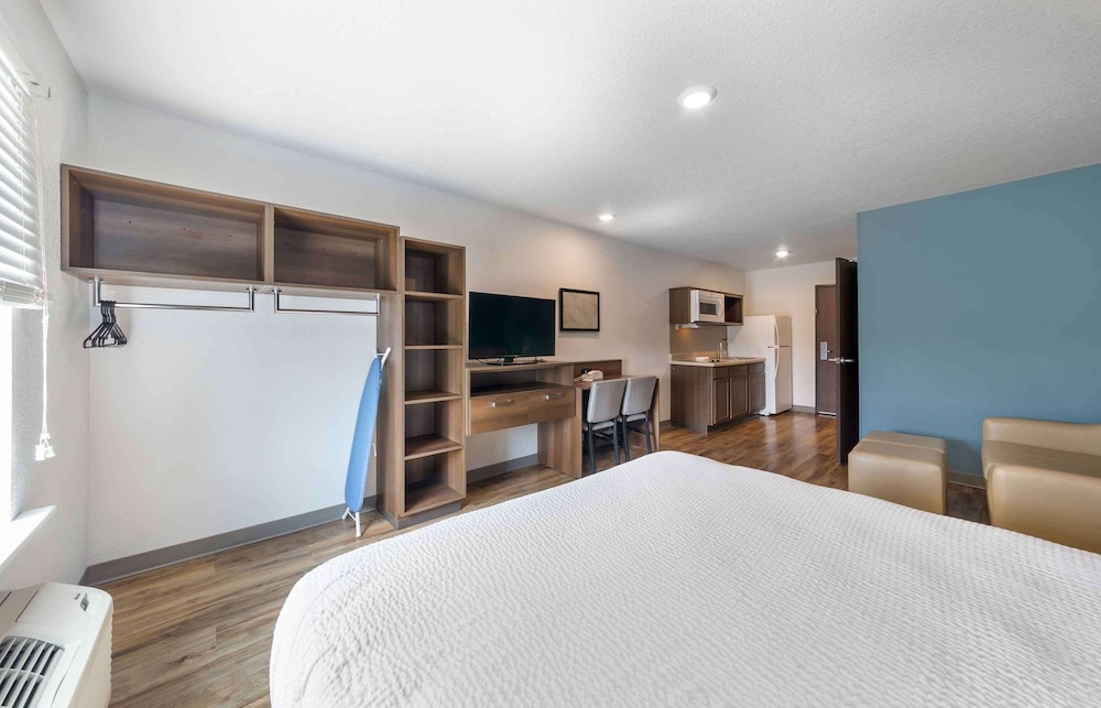 Studio, Queen Bed