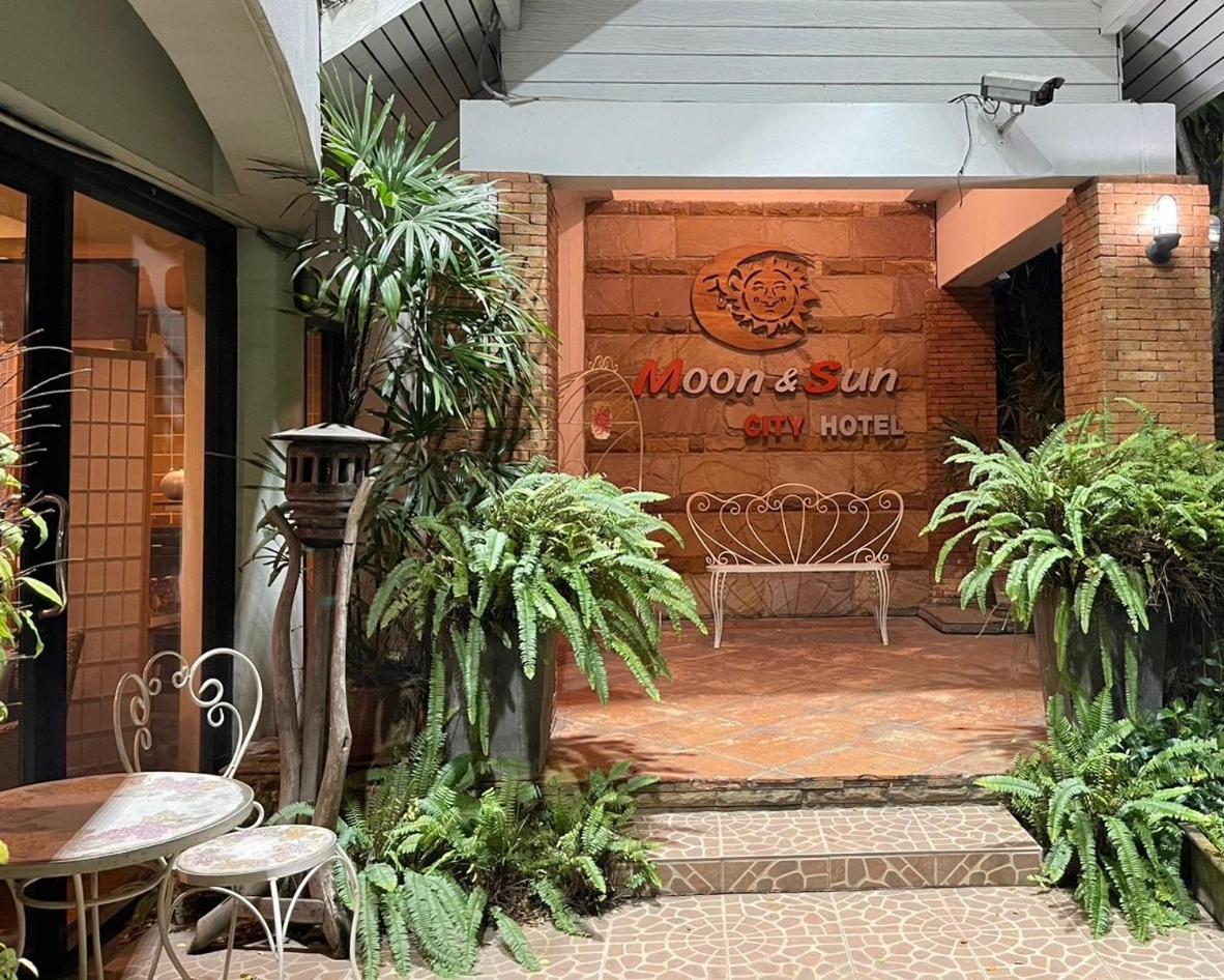 Moon and Sun Hotel 4/49
