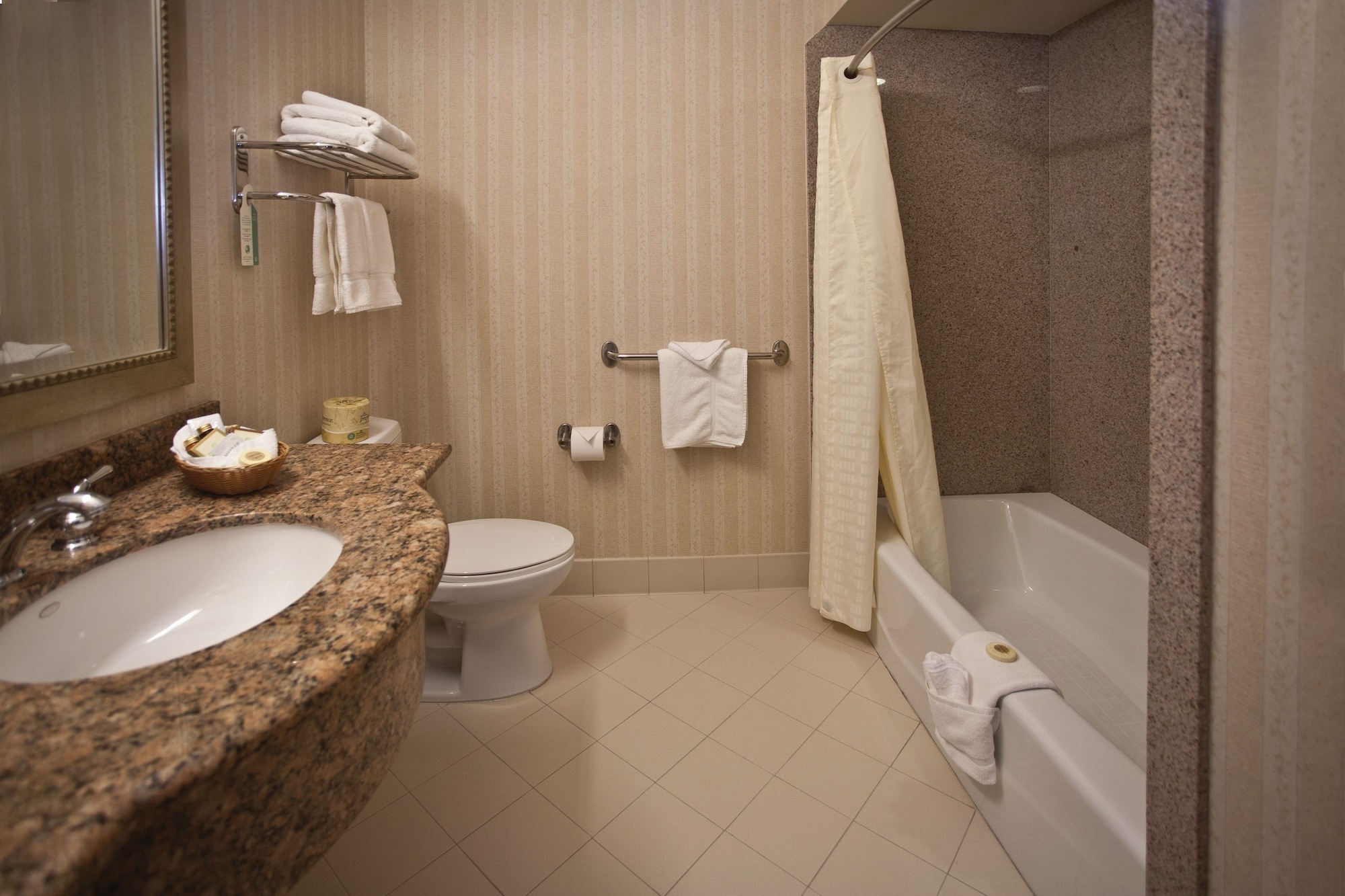 City, 2 Double Beds، Bay Landing Hotel 2/3