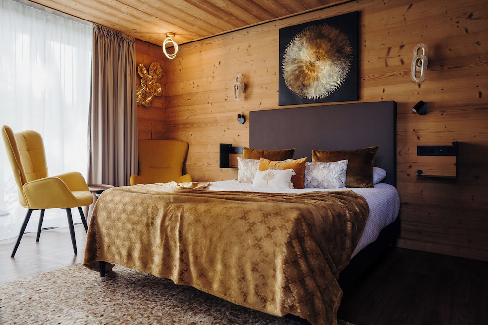 Superior, Lodge, Queen Bed