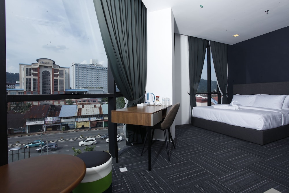 WE Hotel 4/52