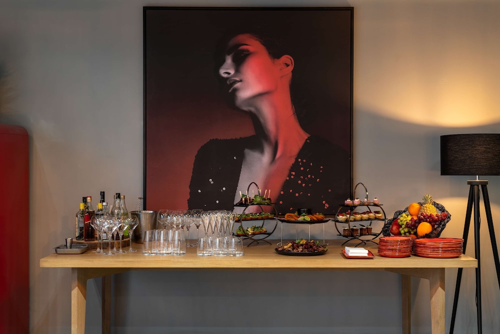 Radisson RED Hotel, Johannesburg Rosebank 9/75
