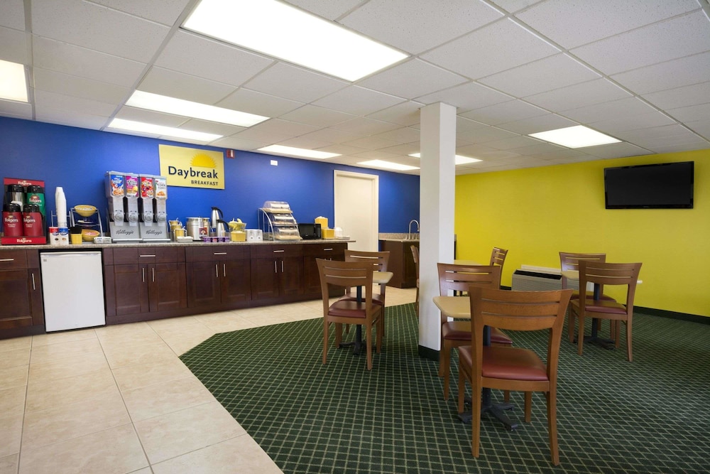 Days Inn by Wyndham Alma 35/41