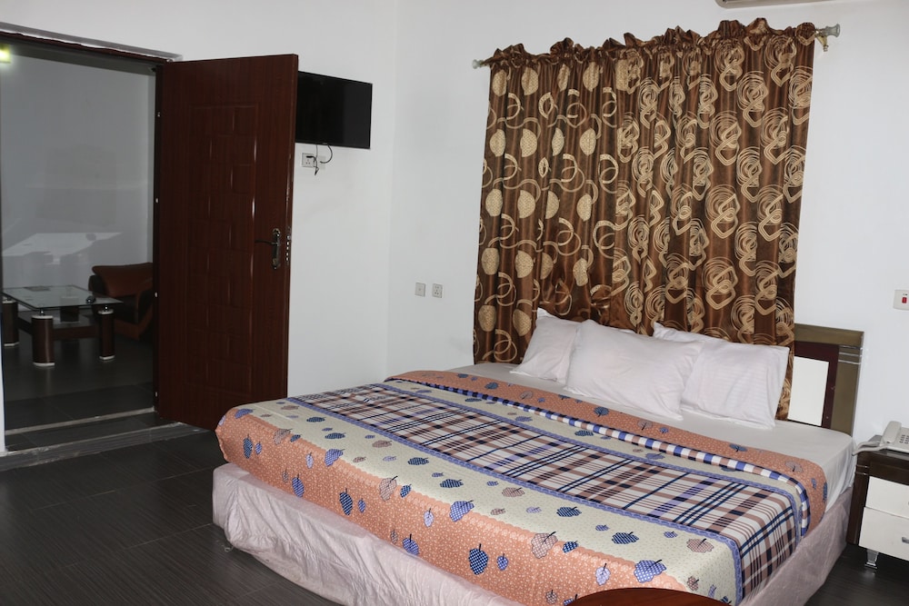 Phisbond Hotels 4/11
