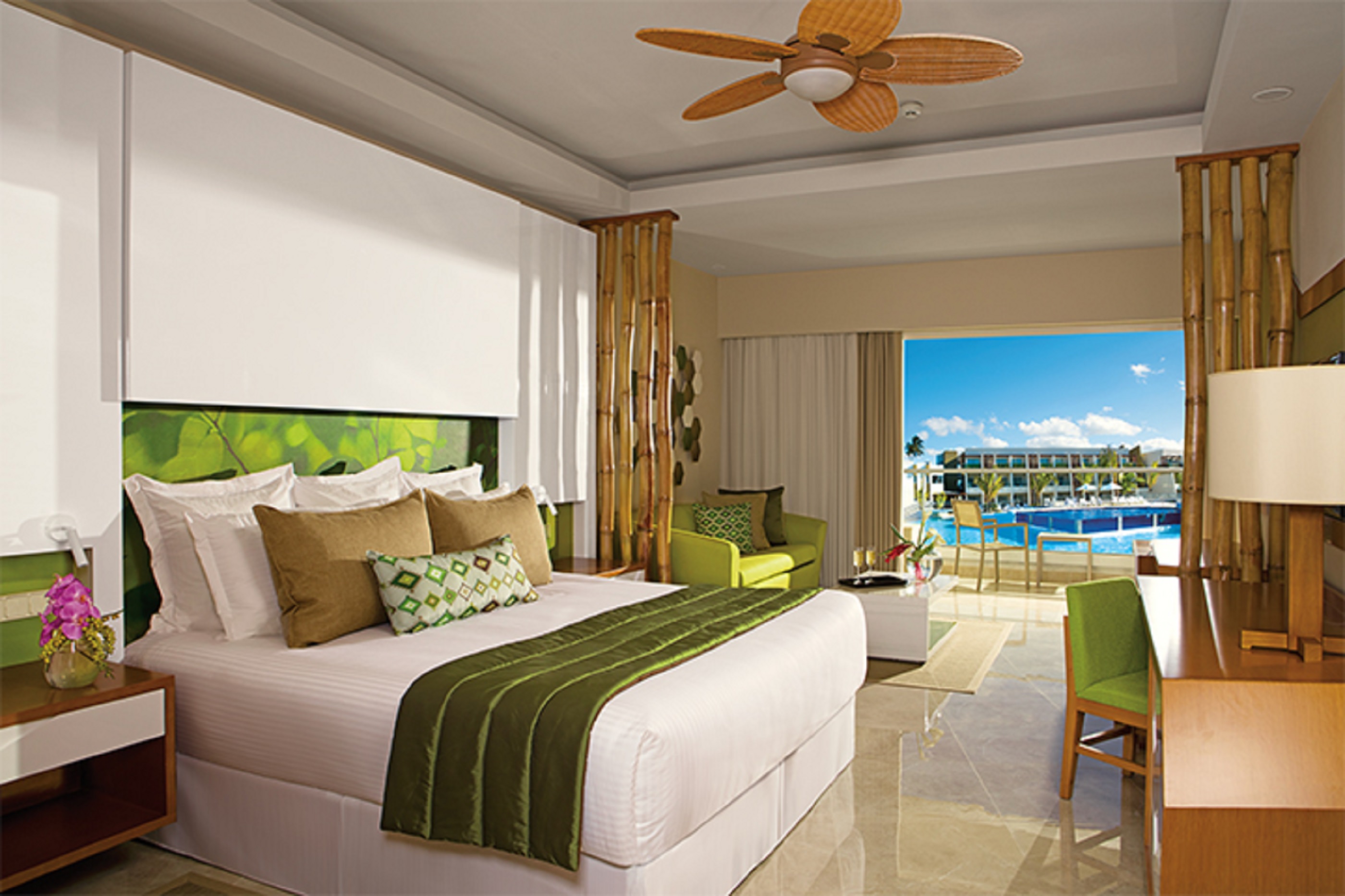 Preferred Club, King Bed, Pool View