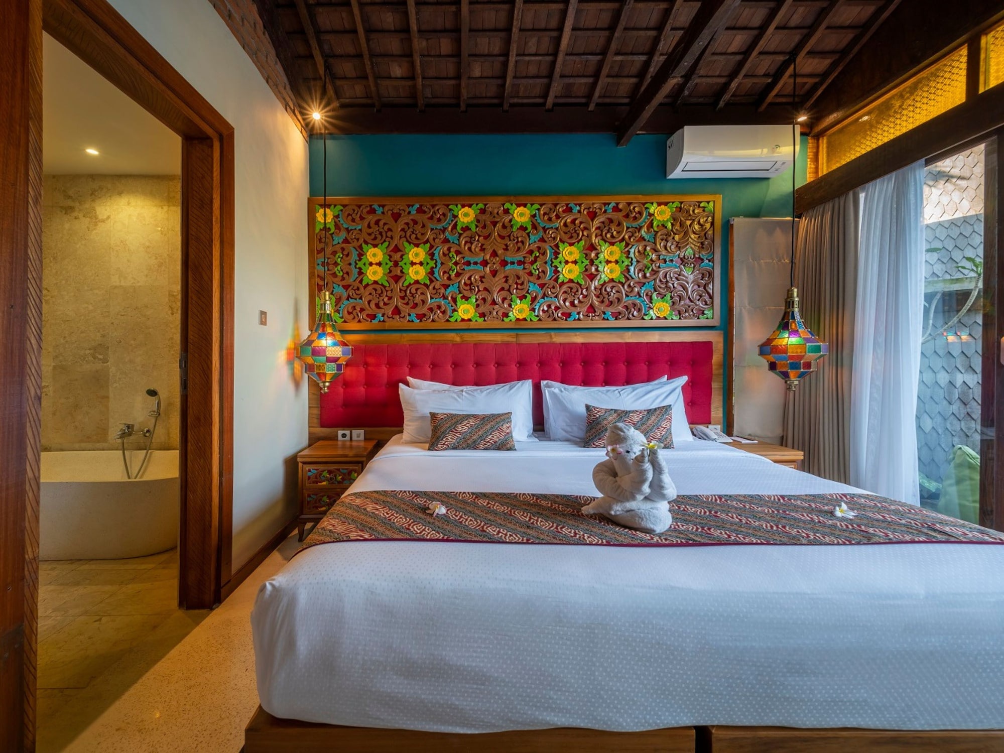 3 BEDROOMS, 1 QUEEN AND 4 SINGLE BEDS, WITH POOL