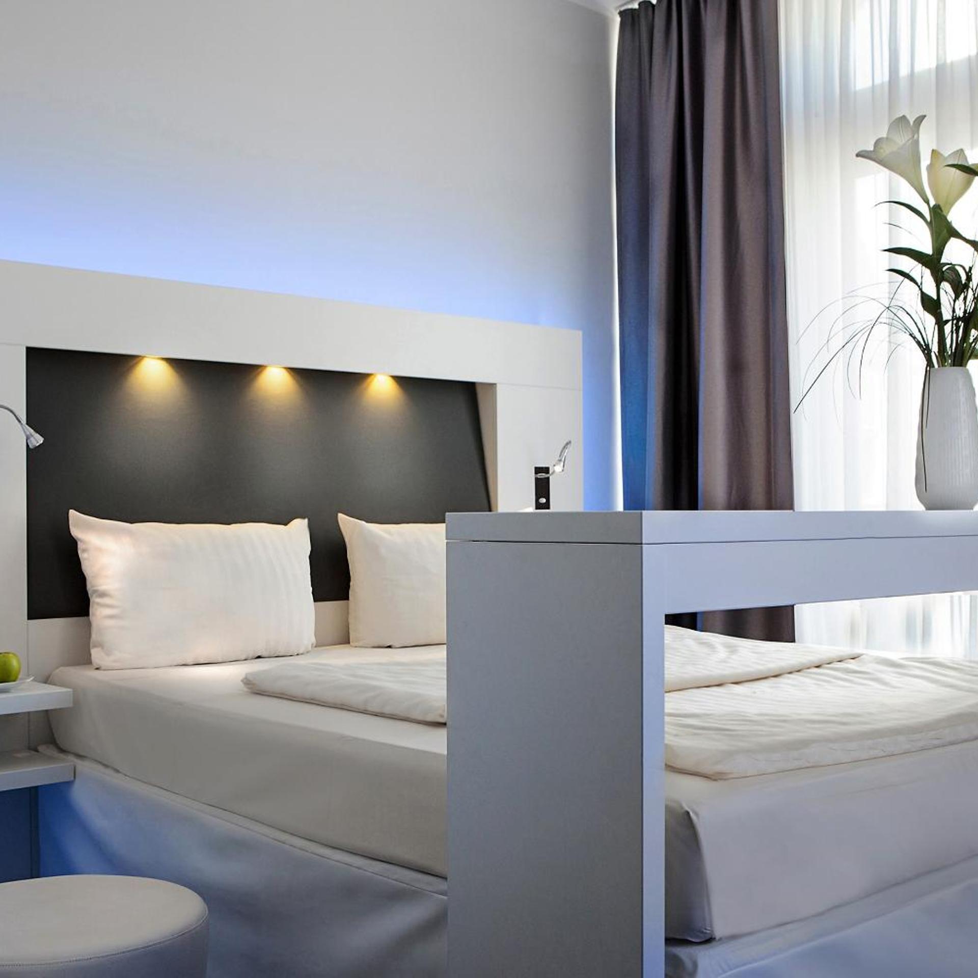 ROOM, DOUBLE BED