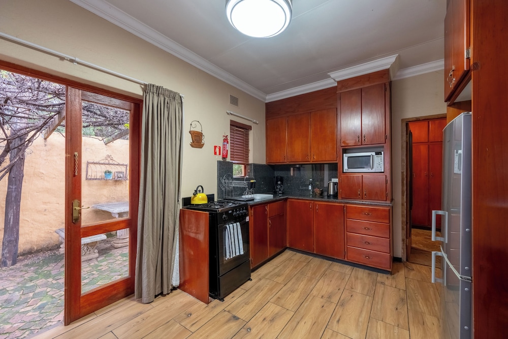 Hampton House - Guest House 7/50