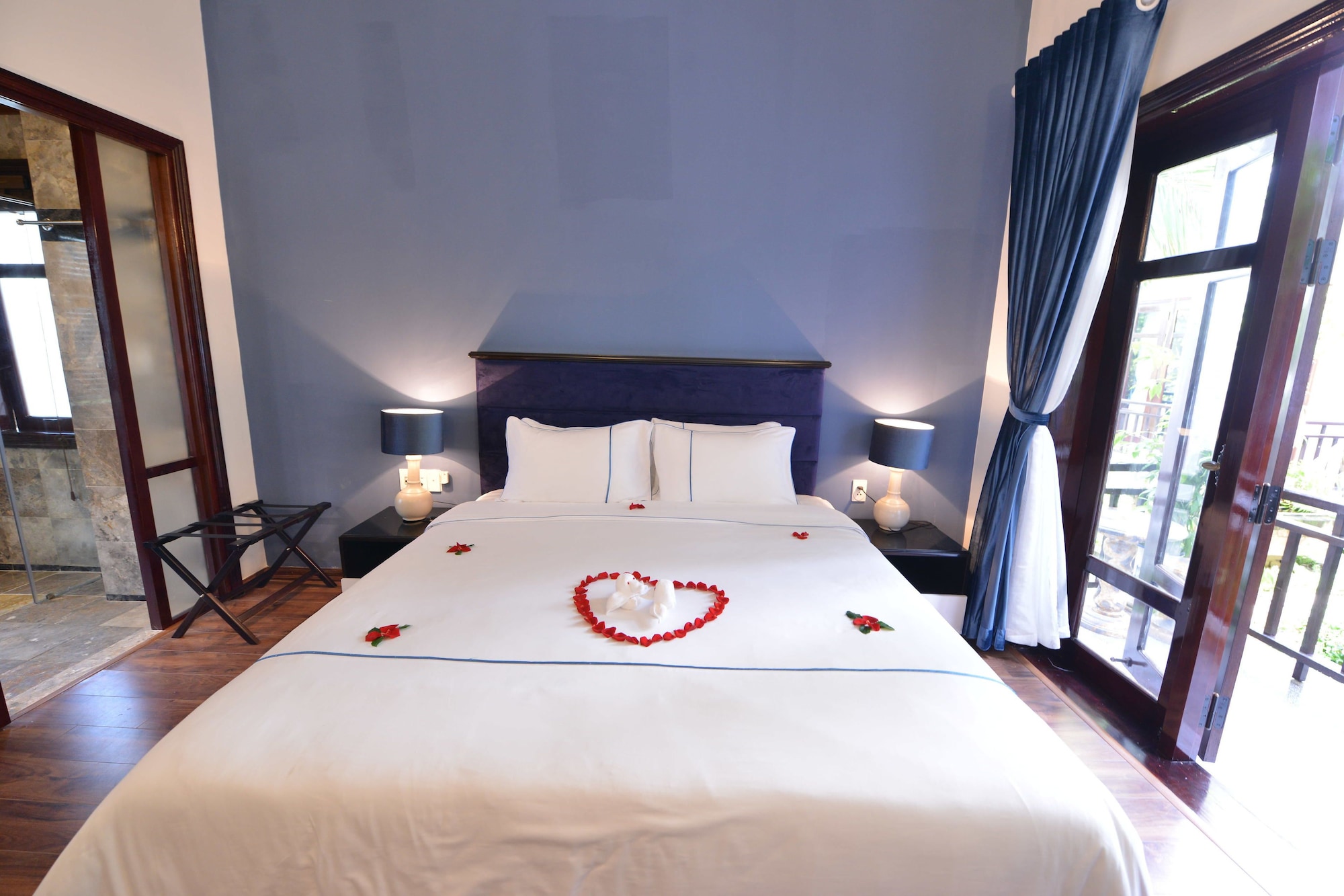 DELUXE, DOUBLE BED