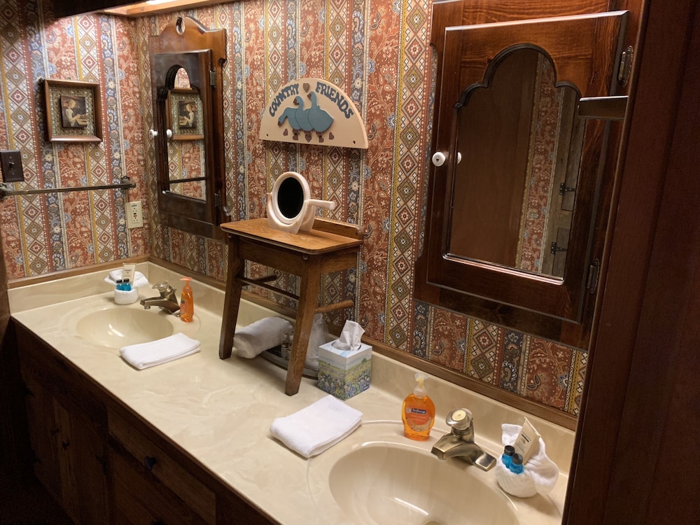 Kuebler Waldrip Haus Bed and Breakfast 47/50