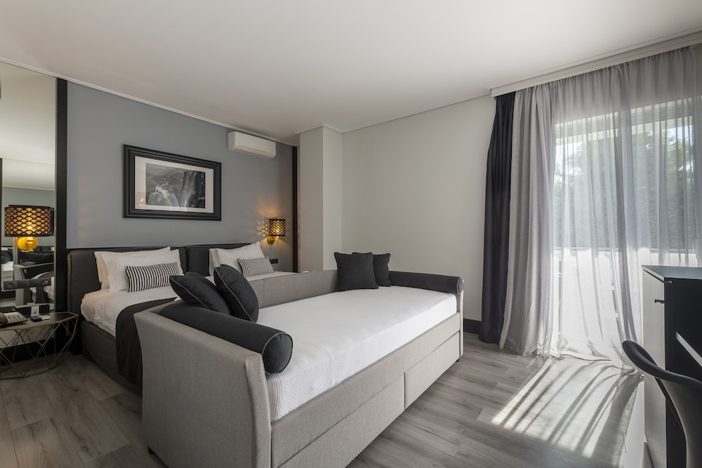 Athenian Riviera Hotel & Suites 37/72