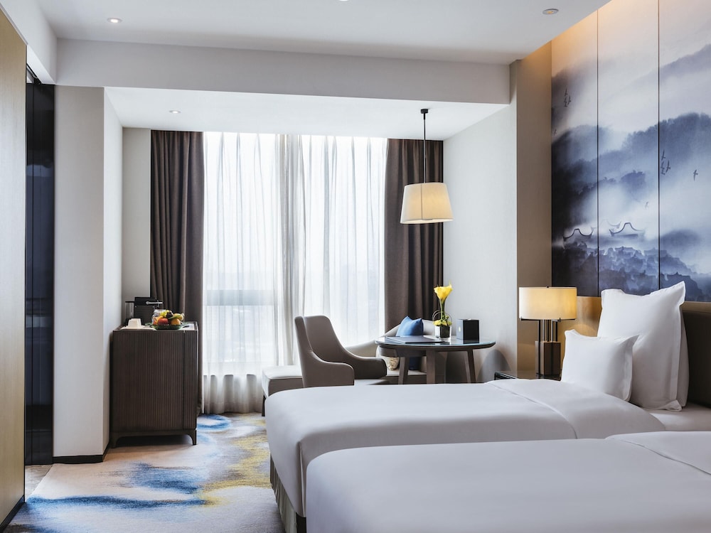 DELUXE, TWIN BEDS, SOFA
