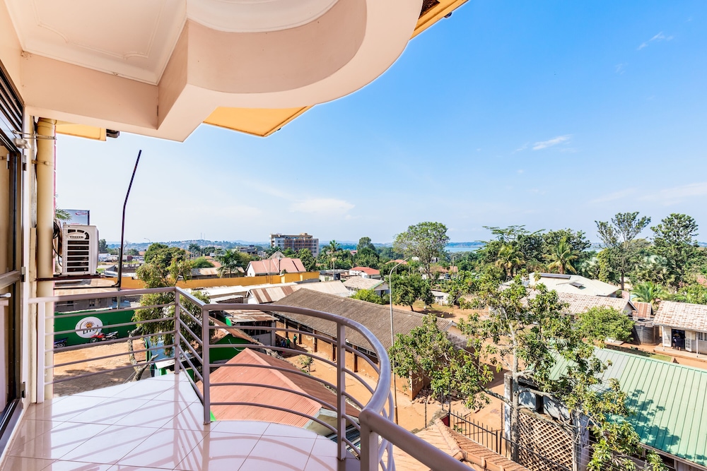Entebbe Travelle'rs Inn 48/50