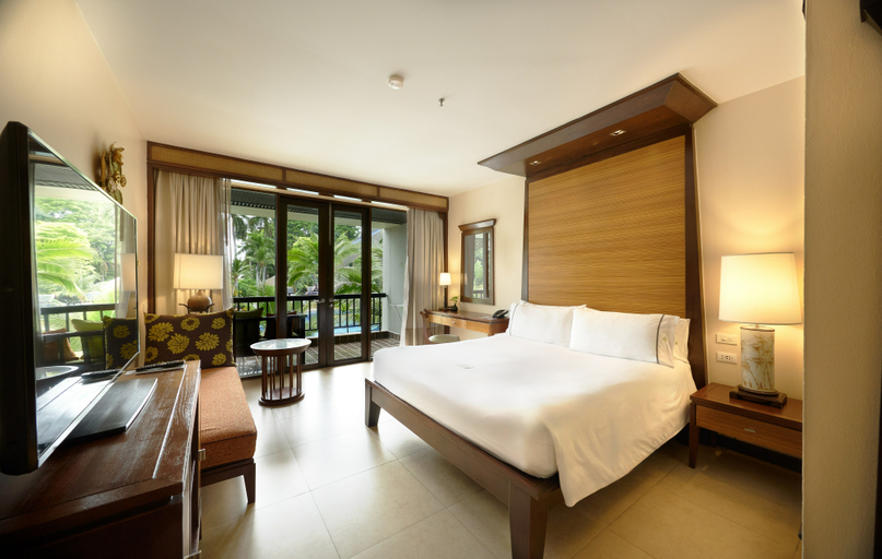 Pool, Tropical, Deluxe, King Bed, Smoking