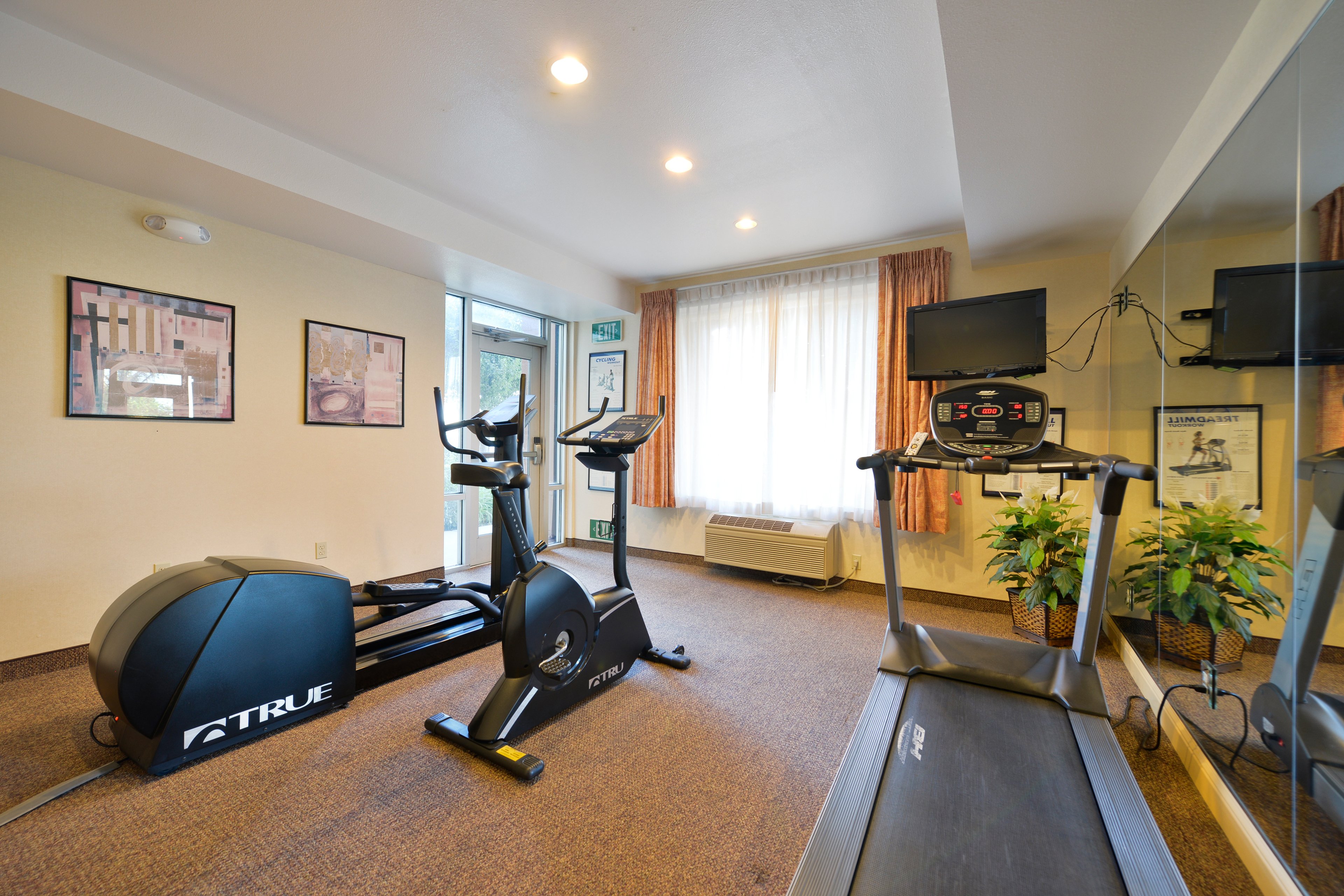 Holiday Inn Express & Suites Elk Grove West I-5 25/51