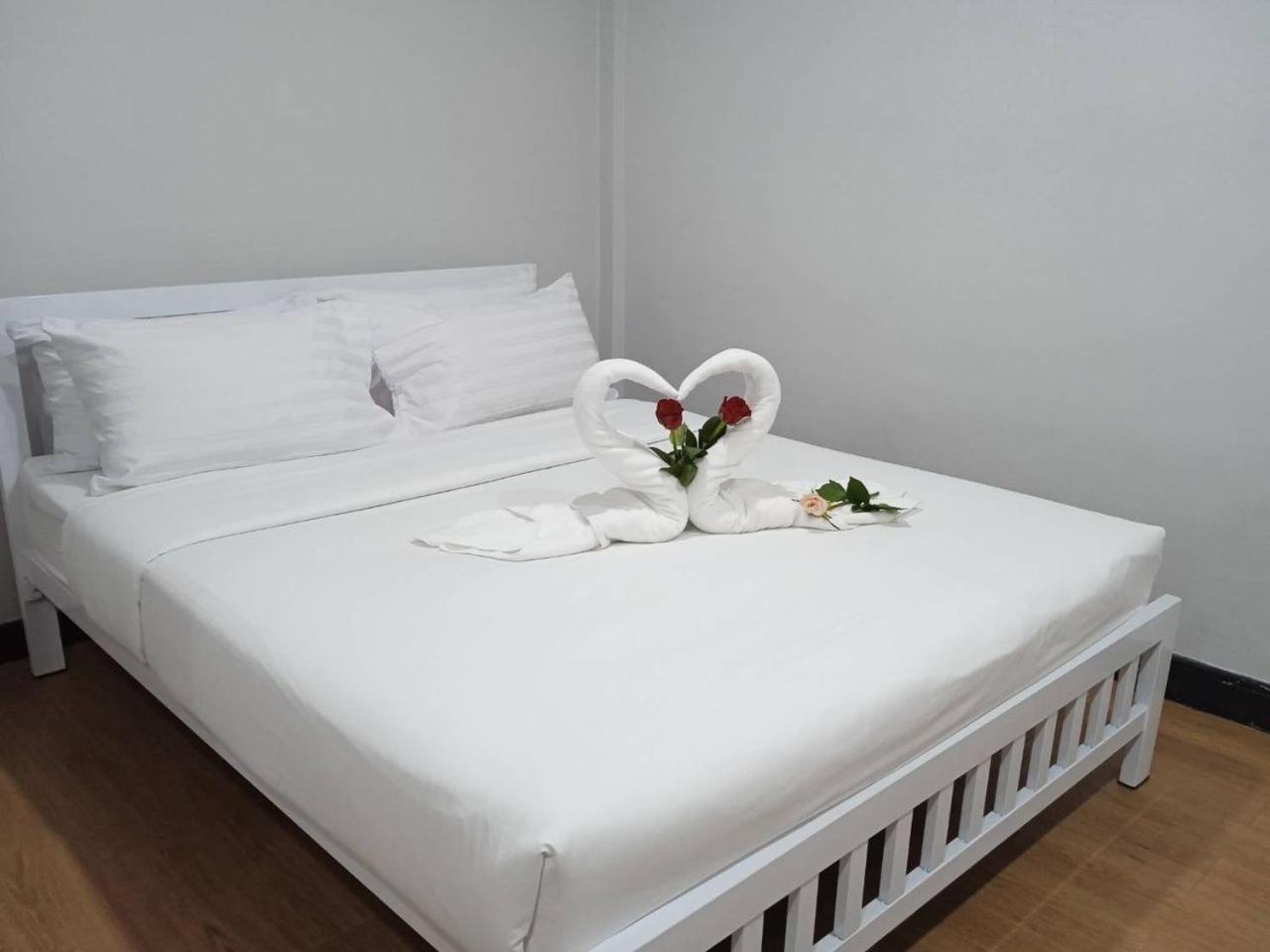 Standard, Queen Bed