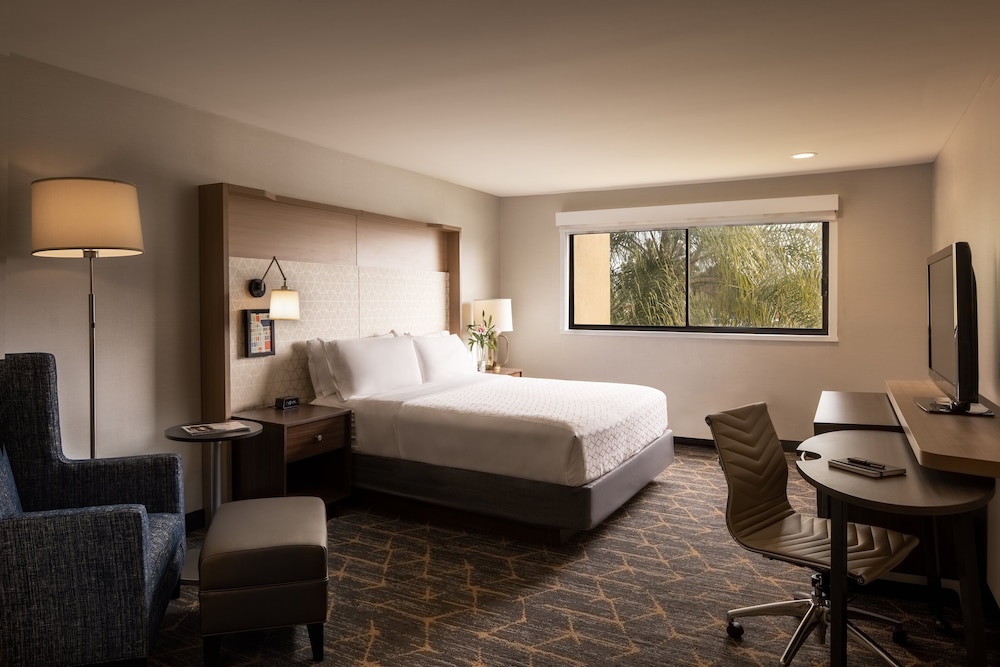 Holiday Inn Orange County Airport 12/57
